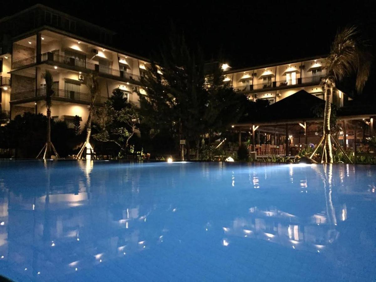 Padadita Beach Hotel Waingapu Exterior photo
