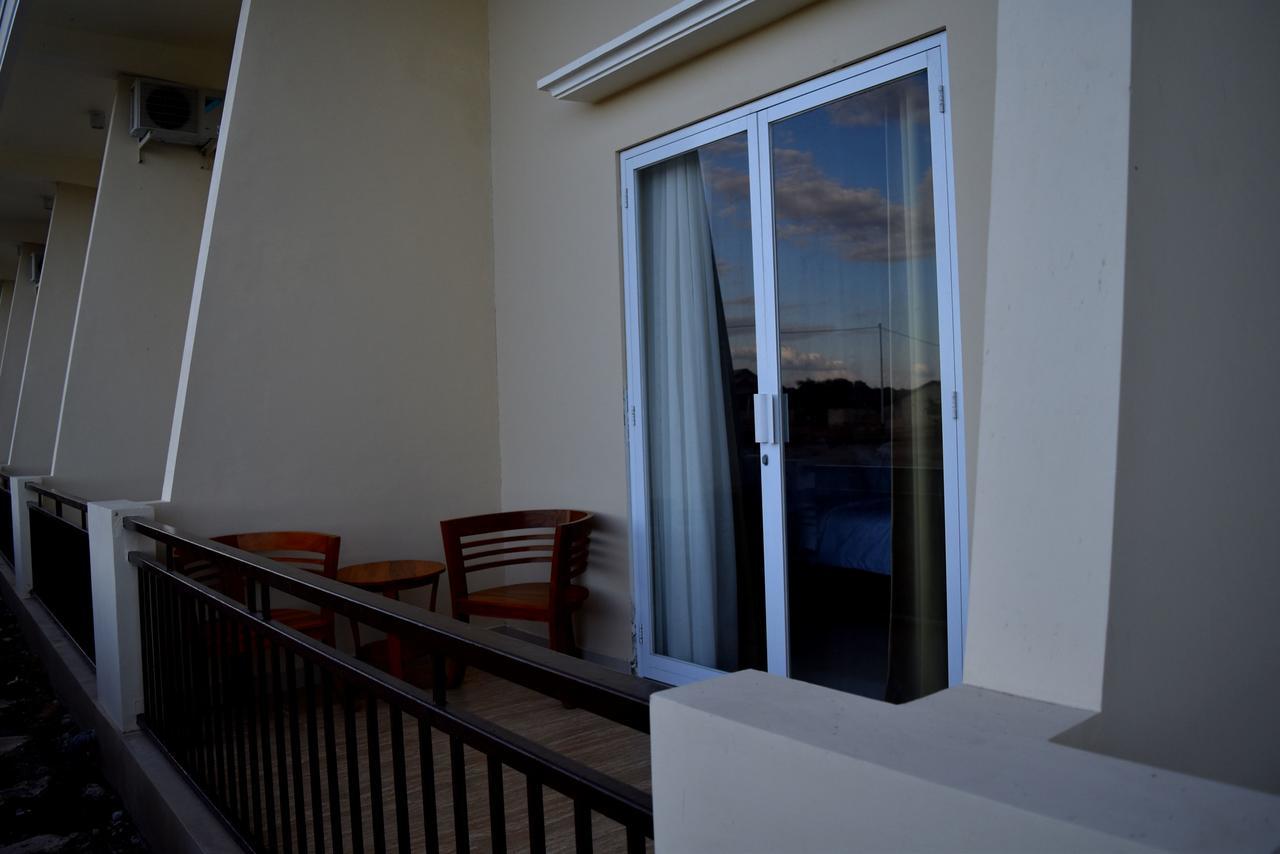 Padadita Beach Hotel Waingapu Exterior photo