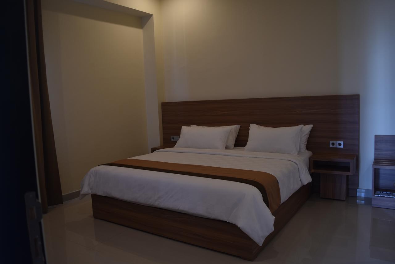 Padadita Beach Hotel Waingapu Exterior photo