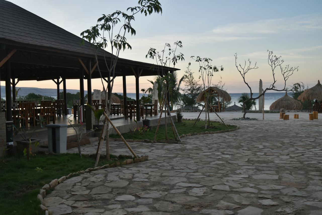 Padadita Beach Hotel Waingapu Exterior photo