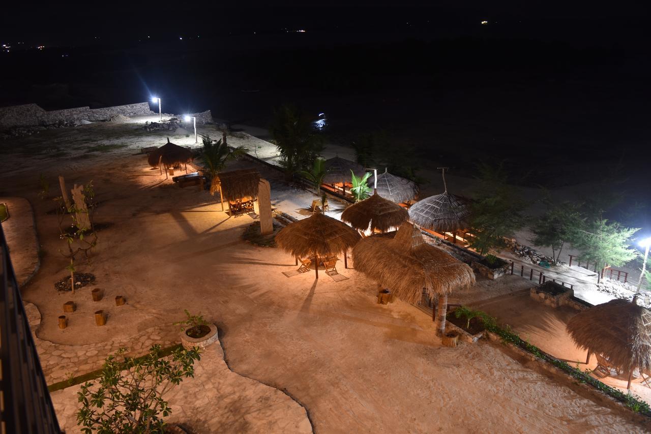 Padadita Beach Hotel Waingapu Exterior photo