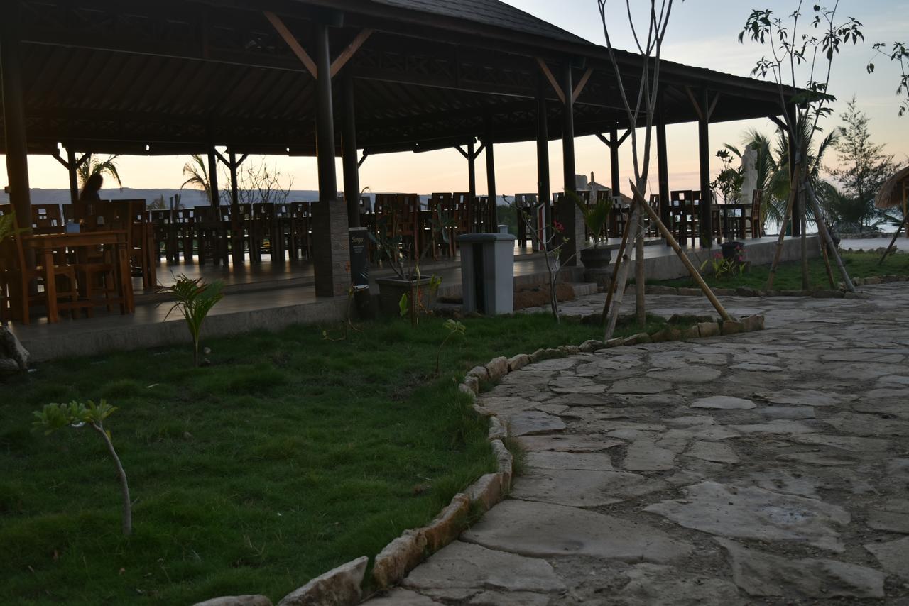 Padadita Beach Hotel Waingapu Exterior photo