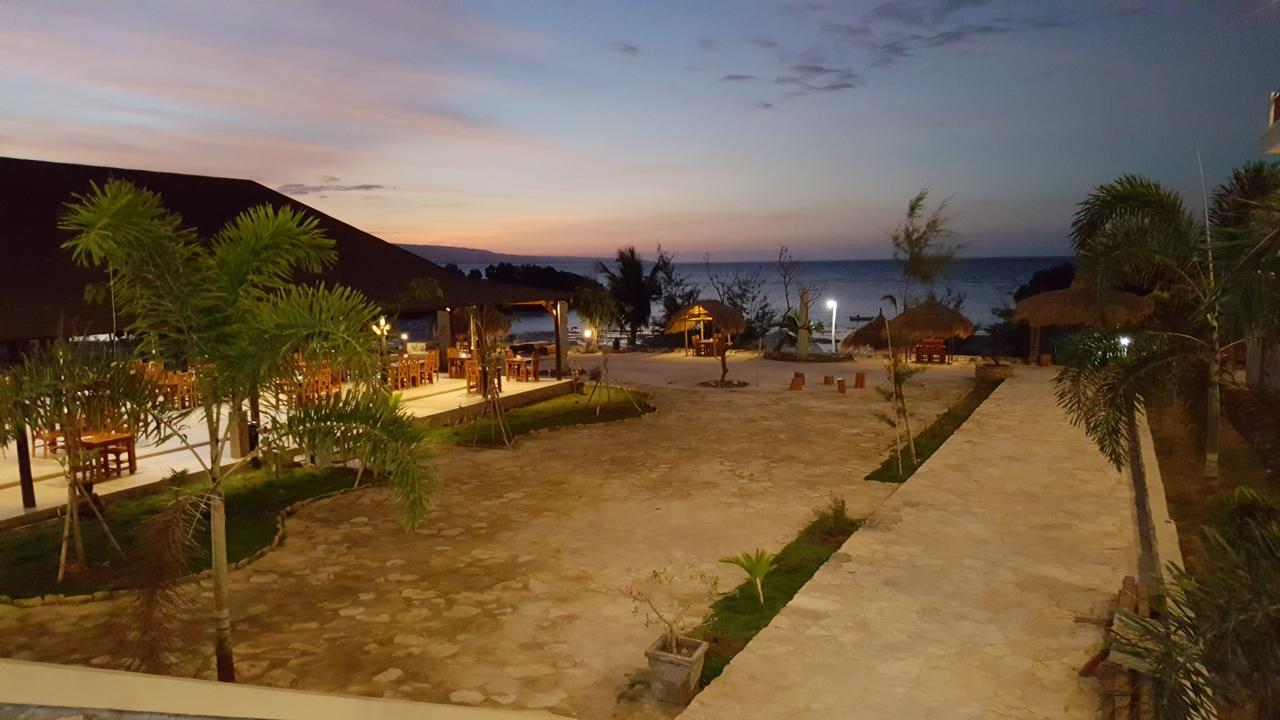 Padadita Beach Hotel Waingapu Exterior photo