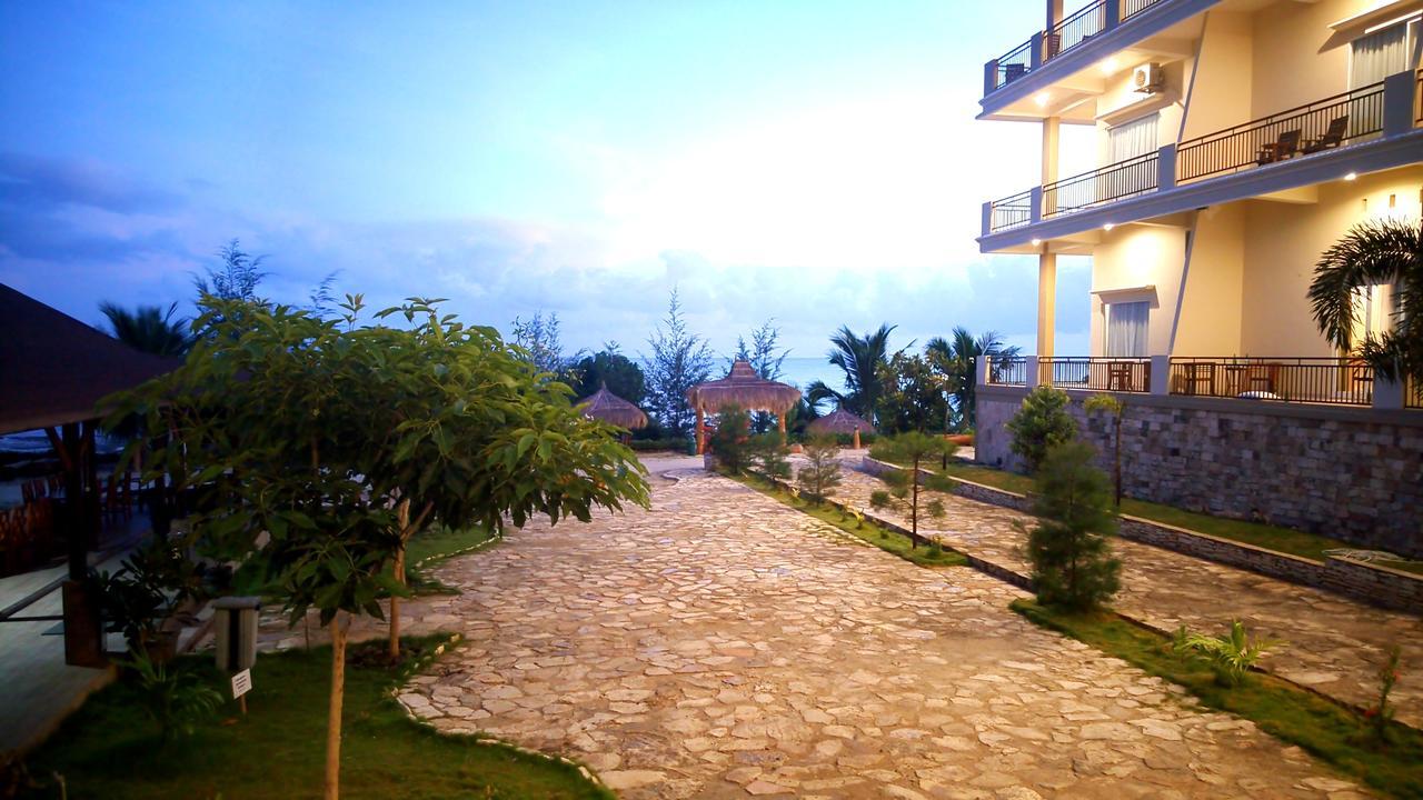 Padadita Beach Hotel Waingapu Exterior photo