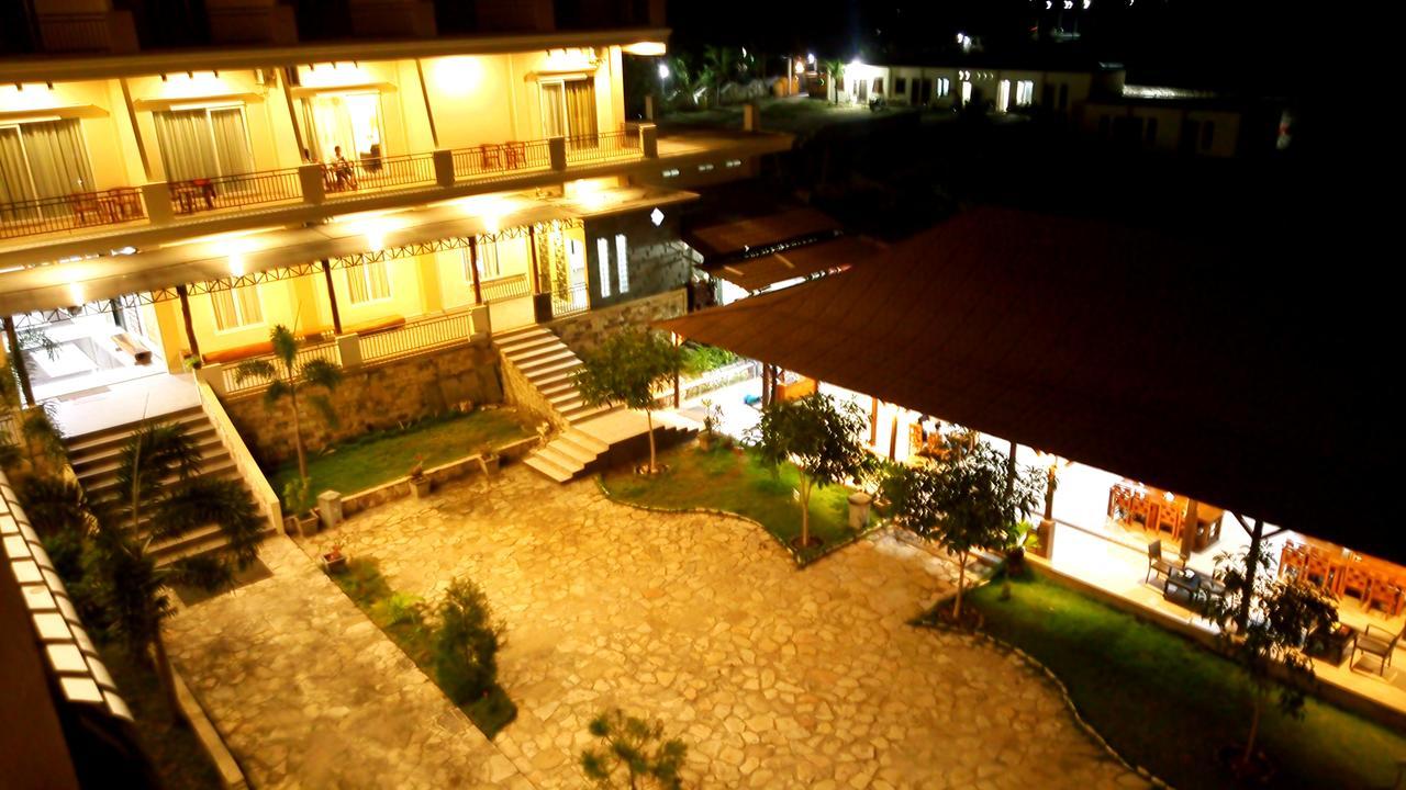 Padadita Beach Hotel Waingapu Exterior photo