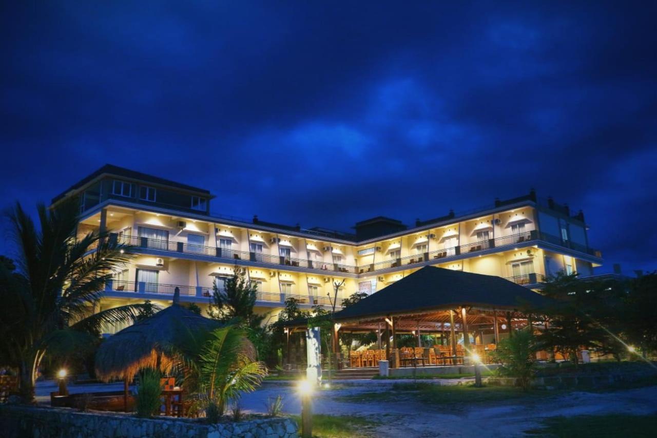 Padadita Beach Hotel Waingapu Exterior photo